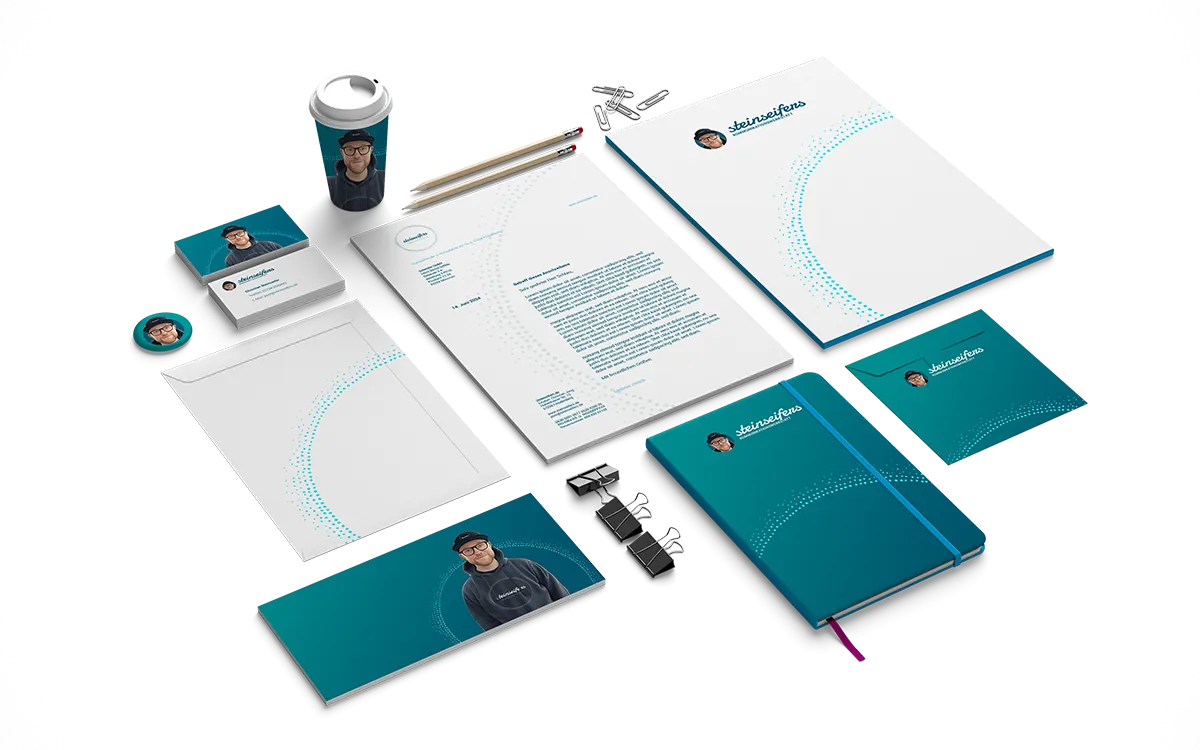Professionell gestaltetes Corporate Design der Steinseifers Kommunikationswerkstatt aus Freudenberg im Siegerland. Zu sehen sind Briefpapier, Visitenkarten, Notizbuch, Umschläge und weitere Printmaterialien in modernem, einheitlichem Design mit Logo und Farbkonzept. Symbolfoto für Design, Layout, Markenauftritt und Druckabwicklung für Unternehmen in Südwestfalen, Freudenberg und dem Siegerland.