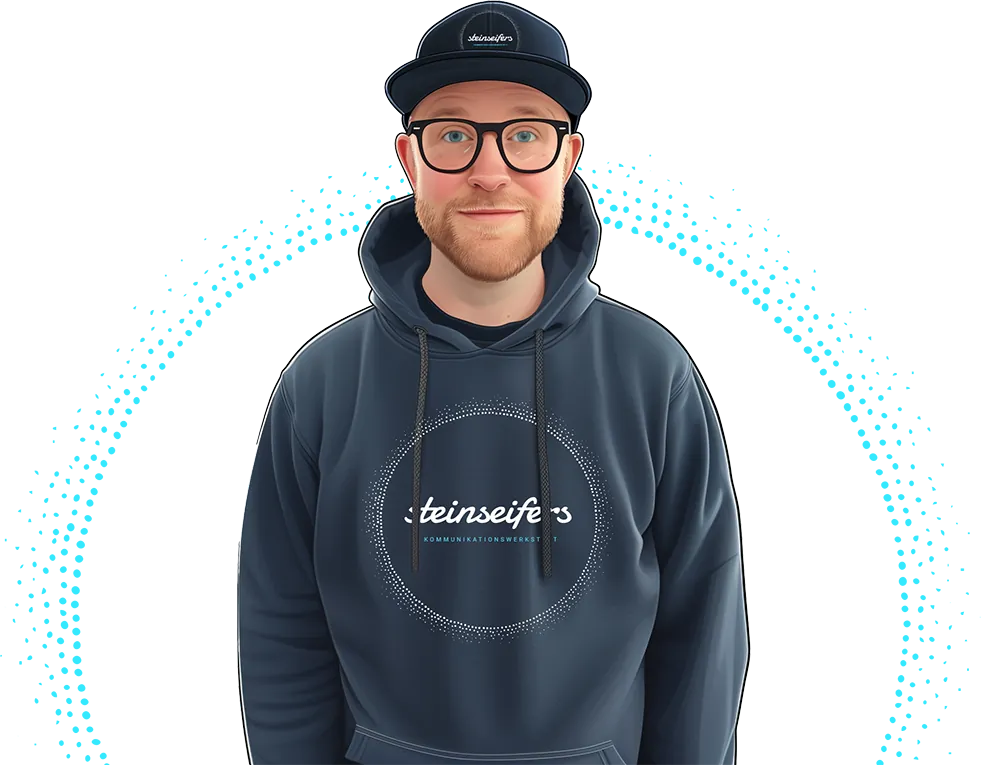 Porträt eines freundlichen Webdesigners mit Kapuzenpullover und Basecap mit dem Logo „steinseifers – Kommunikationswerkstatt“. Das Bild repräsentiert die persönliche, professionelle und moderne Arbeitsweise von Christian Steinseifer aus Freudenberg, der als erfahrener Designer und Webentwickler individuelle Markenauftritte, Websites und Kommunikationslösungen gestaltet.